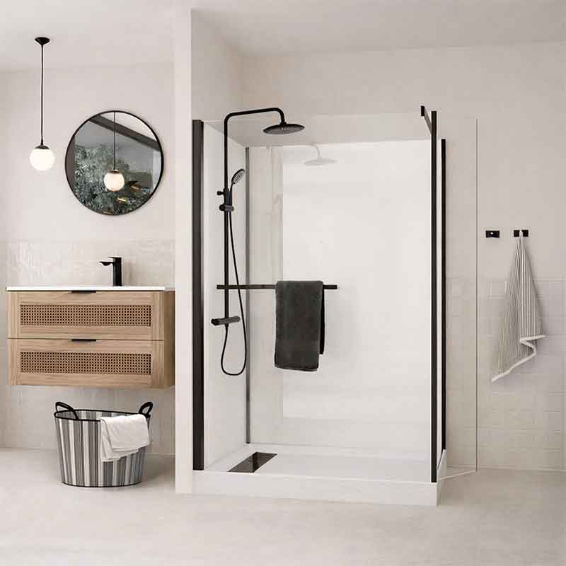 Salle de bain adaptée avec douche sécurisée senior